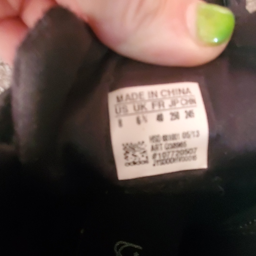Sneakers - Picture 2 of 3